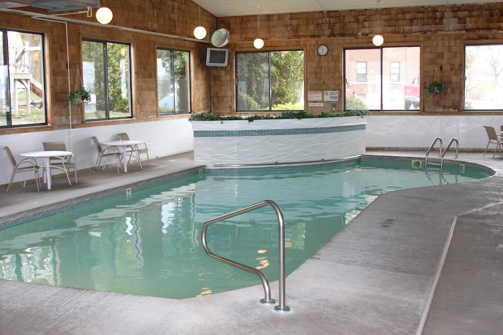 Budget Host Inn & Suites Saint Ignace Bagian luar foto