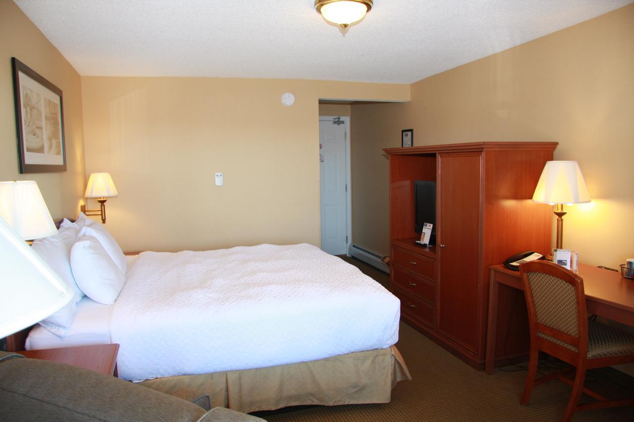 Budget Host Inn & Suites Saint Ignace Bagian luar foto