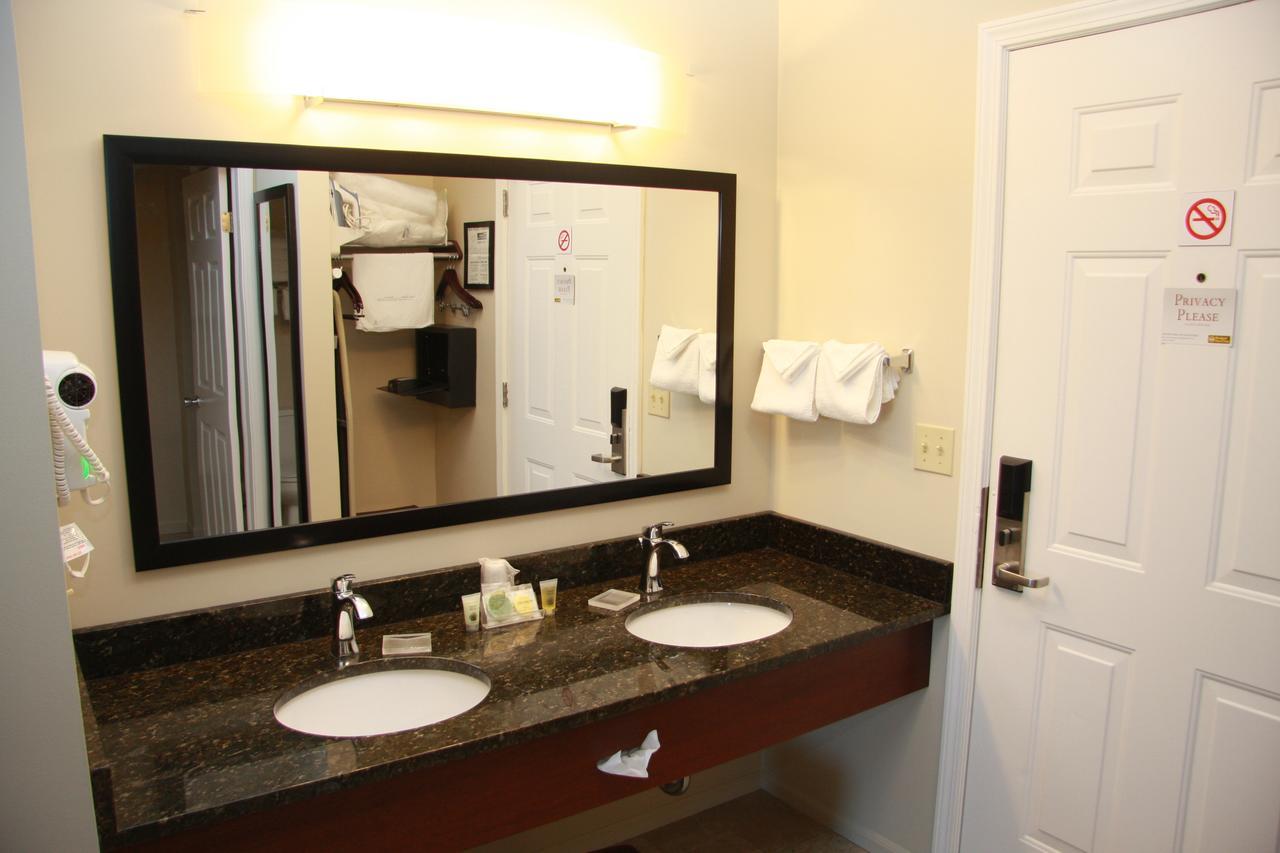 Budget Host Inn & Suites Saint Ignace Bagian luar foto