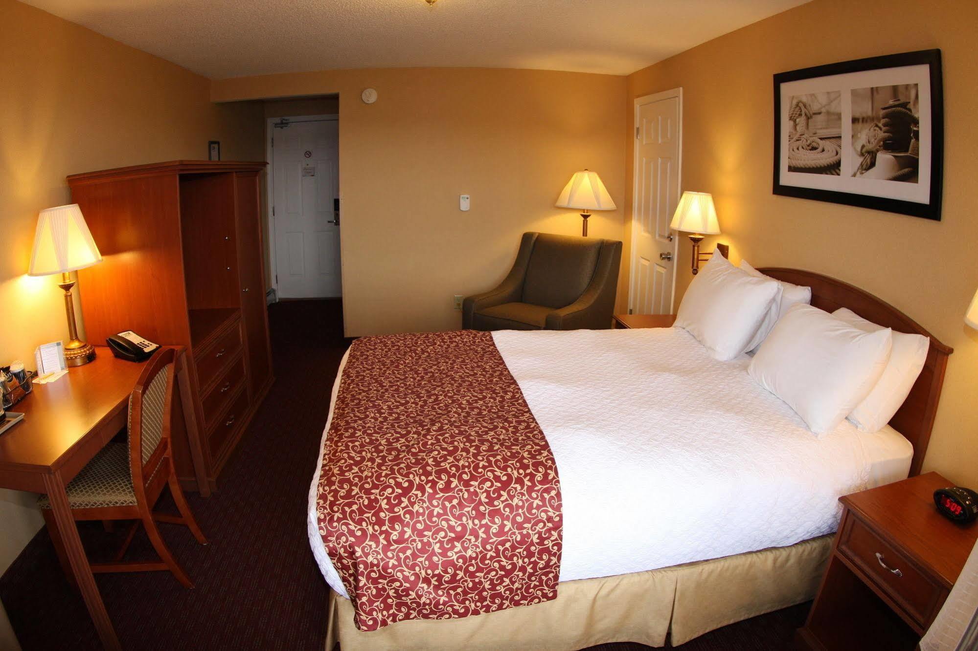 Budget Host Inn & Suites Saint Ignace Bagian luar foto