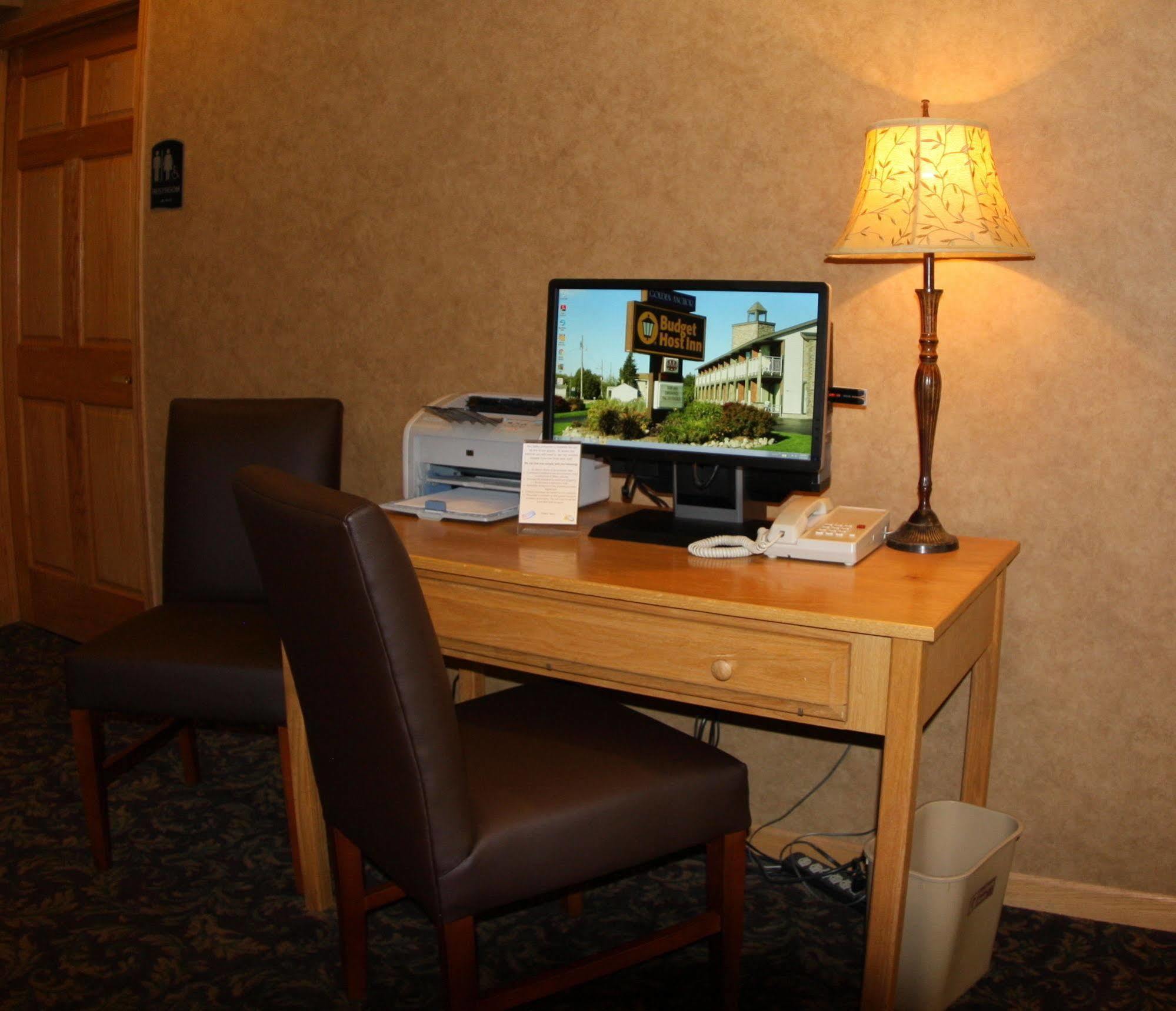 Budget Host Inn & Suites Saint Ignace Bagian luar foto