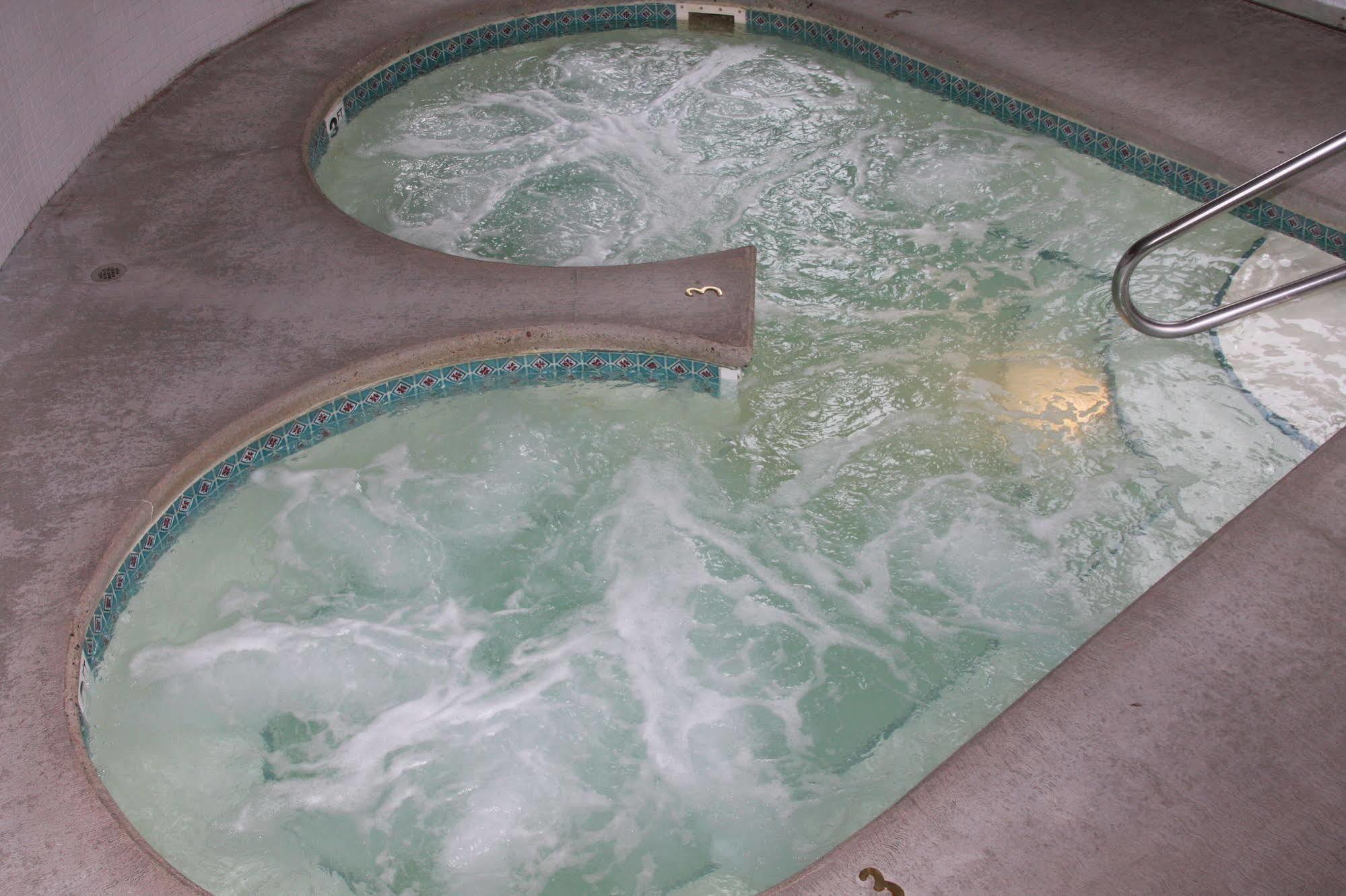 Budget Host Inn & Suites Saint Ignace Bagian luar foto