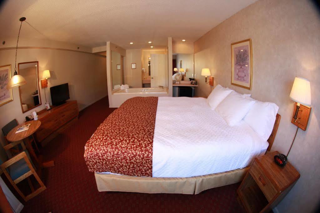 Budget Host Inn & Suites Saint Ignace Bagian luar foto