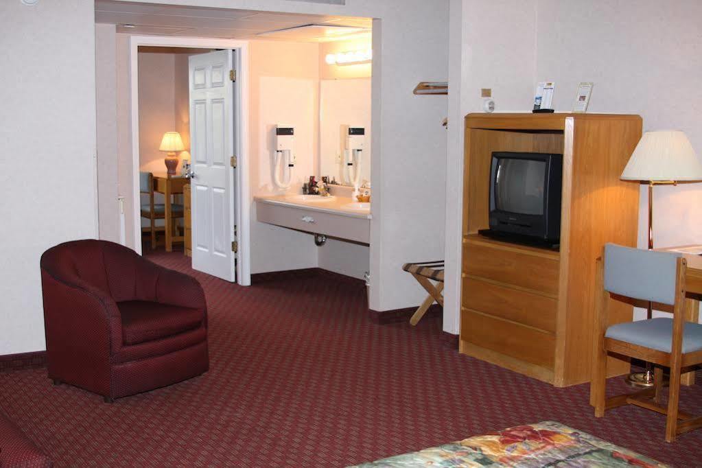 Budget Host Inn & Suites Saint Ignace Bagian luar foto
