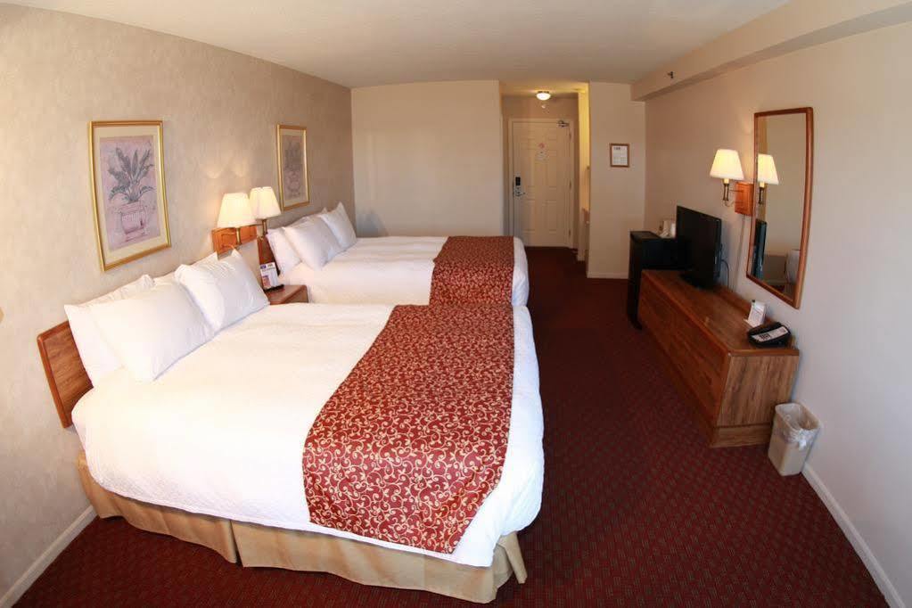 Budget Host Inn & Suites Saint Ignace Bagian luar foto